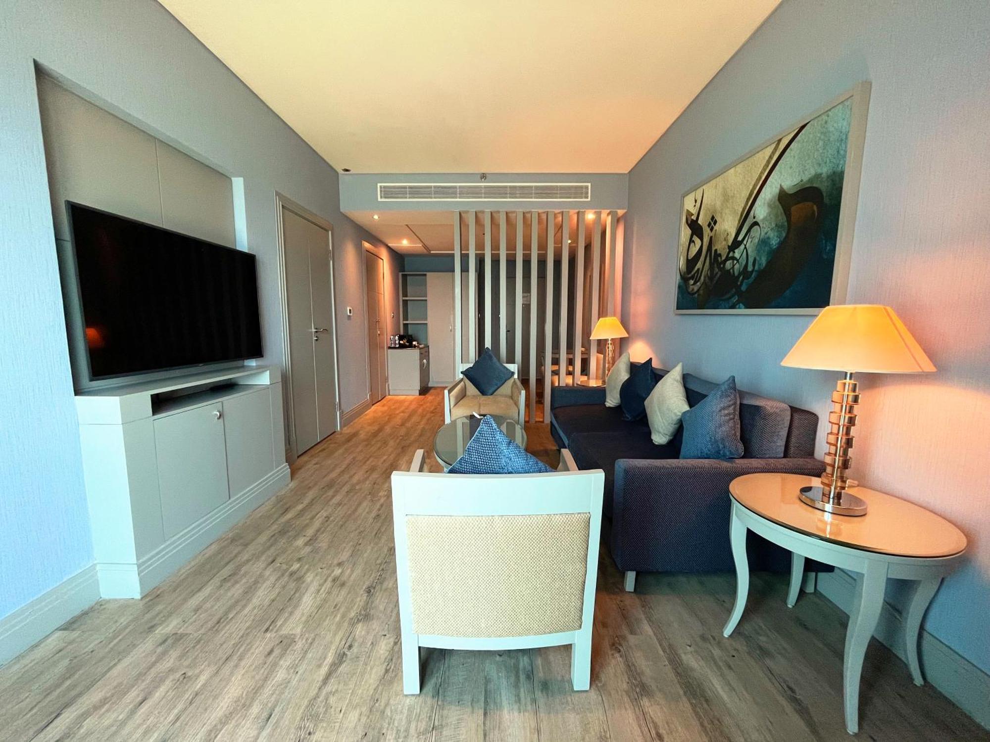 Sofitel Al Khobar The Corniche Hotel Exterior foto A living room in a suite at the hotel