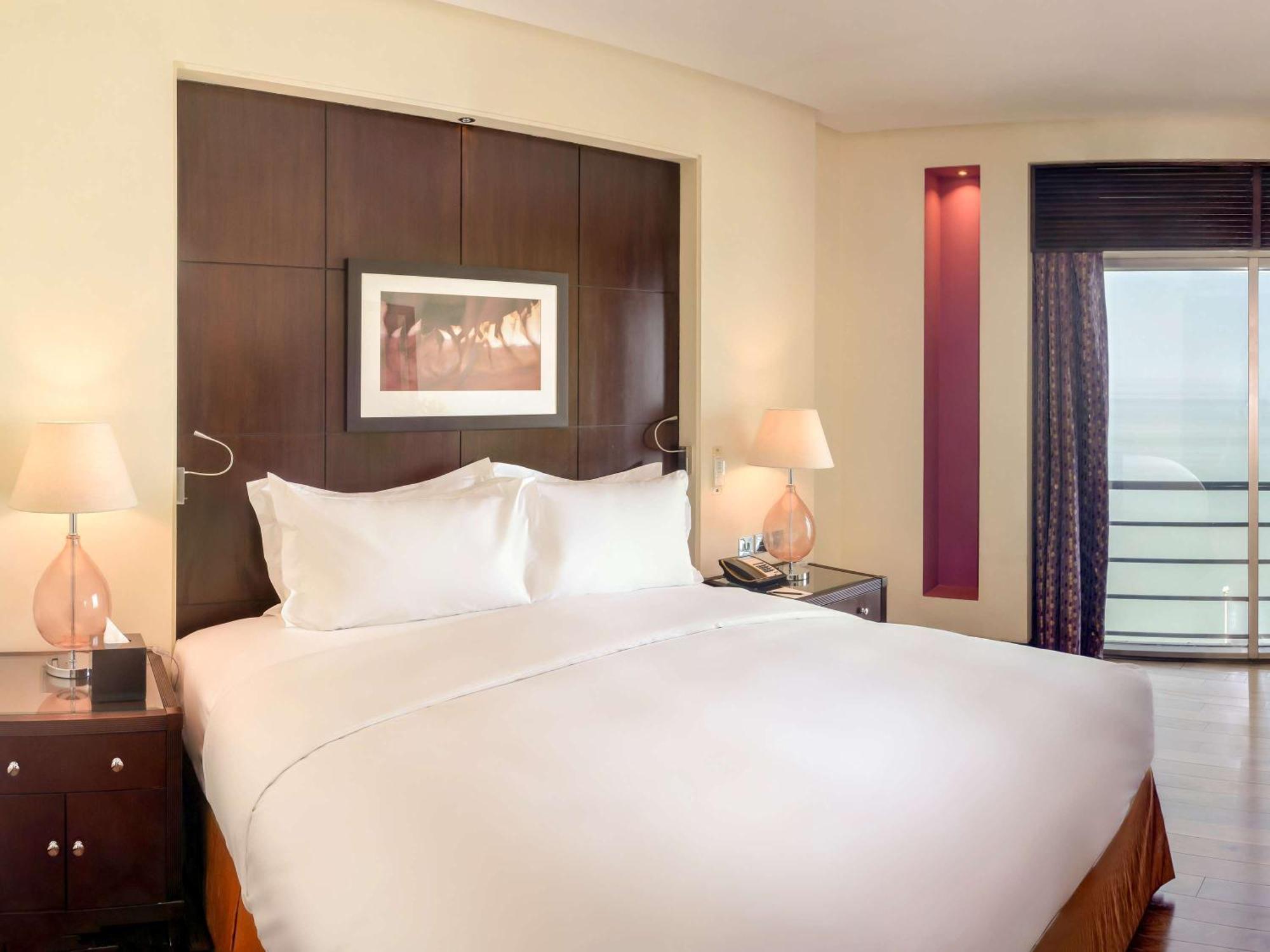 Sofitel Al Khobar The Corniche Hotel Exterior foto A bedroom at the hotel