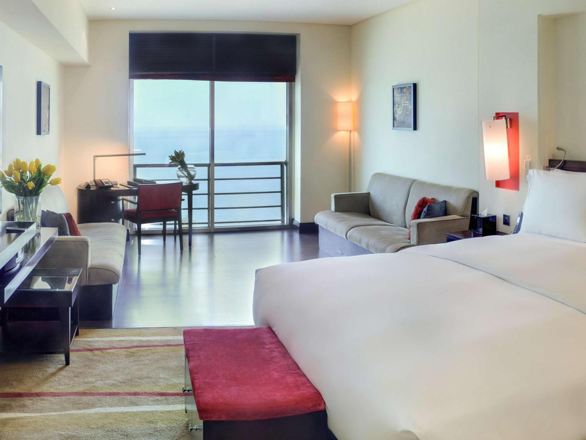 Sofitel Al Khobar The Corniche Hotel Exterior foto A typical room at the hotel