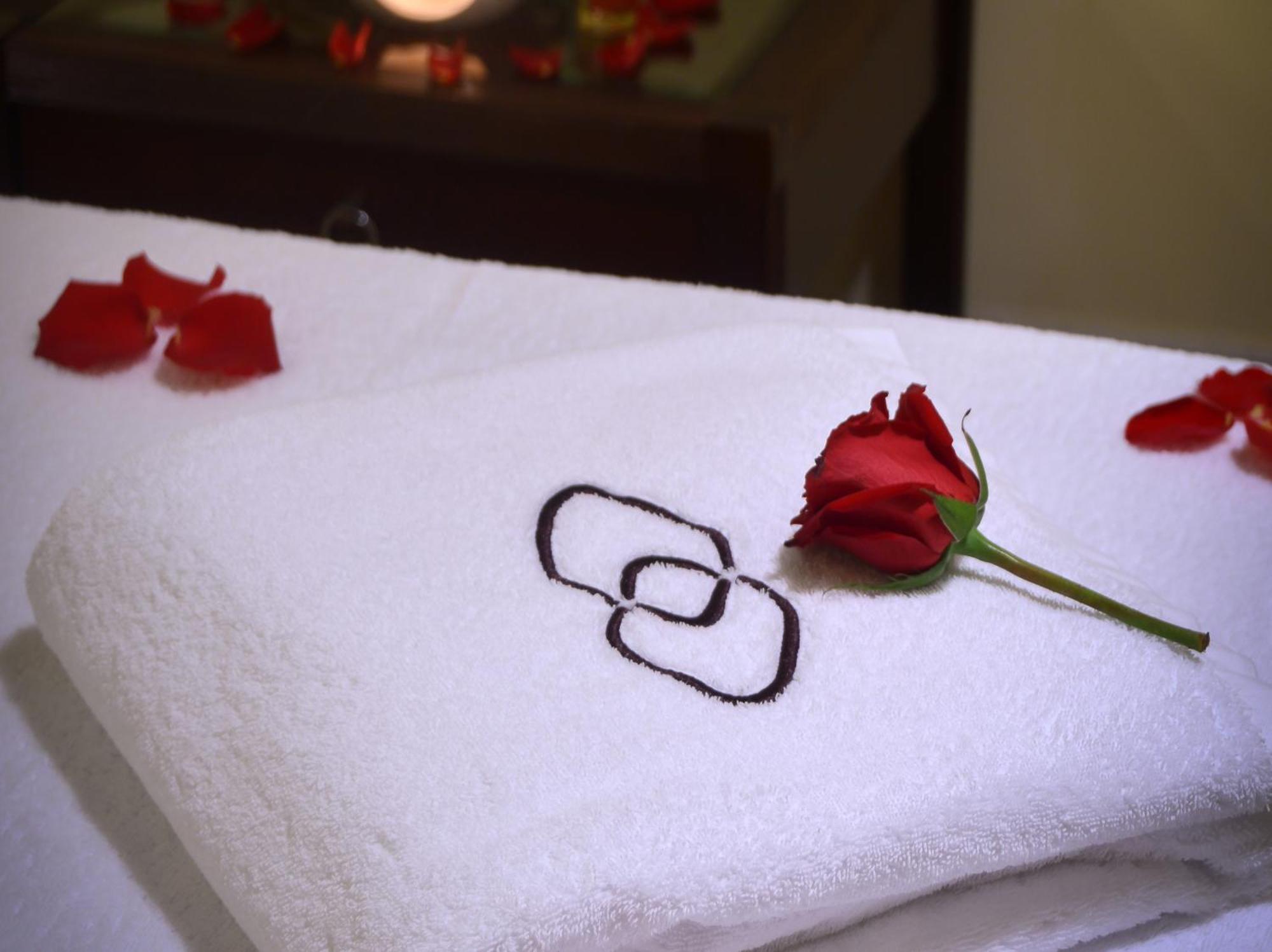 Sofitel Al Khobar The Corniche Hotel Exterior foto A towel with the spa's logo
